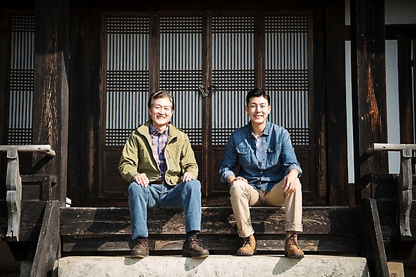 포토 JPG 주간 전신 노년 남자 아들 여행 가족 휴식 한옥 미소 앉기 성인 야외 두명 앞모습 30대 계단 한국인 가을 아빠 60대 안동 부자지간 성인남자만 군자마을 국내포토 자연요소 한국전통 계절 뷰포인트 컨셉 고건축 관계 모션 표정 사람 동양인 장년 마을 경상북도 남자만 성인만 파일형식