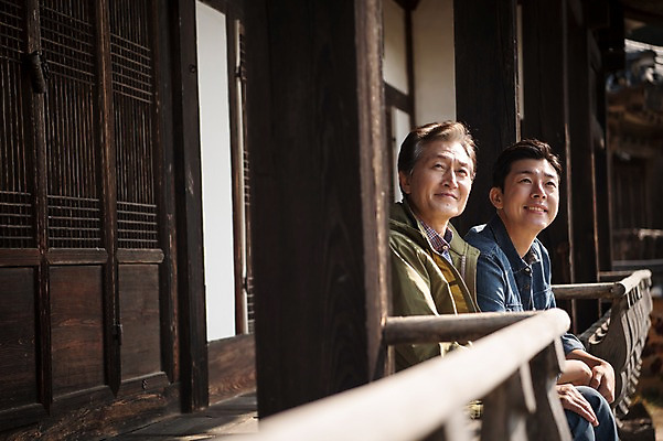 포토 JPG 주간 응시 노년 남자 아들 여행 가족 한옥 미소 앉기 상반신 성인 야외 두명 옆모습 30대 한국인 올려보기 가을 아빠 60대 안동 부자지간 성인남자만 군자마을 국내포토 자연요소 한국전통 시선 계절 뷰포인트 고건축 관계 모션 표정 사람 동양인 장년 마을 경상북도 남자만 성인만 파일형식