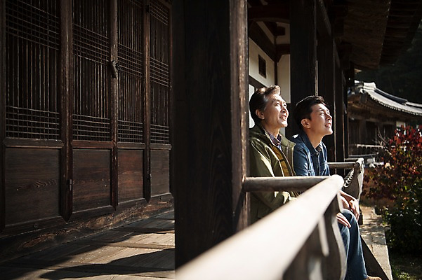 포토 JPG 주간 나무 응시 노년 남자 아들 여행 가족 한옥 미소 앉기 상반신 성인 야외 두명 옆모습 아웃포커스 30대 한국인 올려보기 가을 아빠 60대 안동 부자지간 성인남자만 군자마을 국내포토 자연요소 식물 한국전통 시선 계절 뷰포인트 고건축 관계 모션 촬영기법 표정 사람 동양인 장년 마을 경상북도 남자만 성인만 파일형식