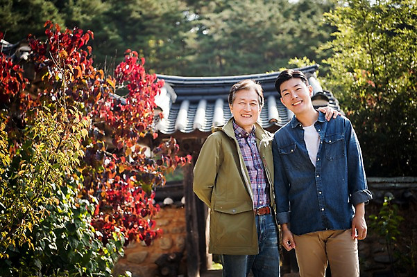 포토 JPG 주간 나무 노년 남자 아들 여행 단풍 가족 한옥 서기 웃음 상반신 성인 야외 두명 앞모습 아웃포커스 30대 다정 한국인 가을 아빠 60대 안동 부자지간 성인남자만 어깨에손 군자마을 국내포토 자연요소 식물 한국전통 계절 뷰포인트 컨셉 고건축 잎 관계 모션 촬영기법 표정 사람 동양인 장년 마을 경상북도 남자만 성인만 파일형식