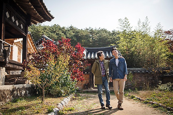 포토 JPG 주간 전신 나무 노년 남자 아들 여행 가족 한옥 웃음 성인 야외 두명 앞모습 30대 걷기 다정 산책 한국인 가을 아빠 60대 안동 부자지간 성인남자만 어깨에손 군자마을 국내포토 자연요소 식물 한국전통 계절 뷰포인트 컨셉 고건축 관계 모션 휴식 표정 사람 동양인 장년 마을 경상북도 남자만 성인만 파일형식