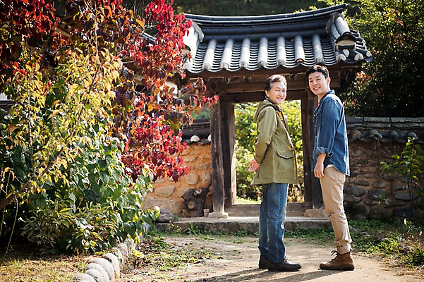 포토 JPG 주간 전신 나무 노년 남자 아들 여행 가족 한옥 서기 미소 성인 야외 두명 옆모습 30대 한국인 가을 뒤돌아보기 아빠 60대 안동 부자지간 성인남자만 군자마을 국내포토 자연요소 식물 한국전통 계절 뷰포인트 고건축 관계 모션 표정 사람 동양인 장년 마을 경상북도 남자만 성인만 파일형식