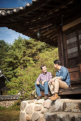 포토 JPG 주간 전신 나무 노년 남자 아들 여행 가족 휴식 한옥 미소 앉기 성인 야외 두명 옆모습 30대 한국인 가을 아빠 60대 안동 부자지간 성인남자만 군자마을 국내포토 자연요소 식물 한국전통 계절 뷰포인트 컨셉 고건축 관계 모션 표정 사람 동양인 장년 마을 경상북도 남자만 성인만 파일형식