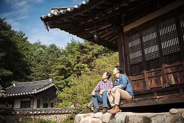 포토 JPG 주간 전신 나무 응시 노년 남자 아들 여행 가족 휴식 한옥 미소 앉기 성인 야외 두명 옆모습 30대 한국인 올려보기 가을 아빠 60대 안동 부자지간 성인남자만 군자마을 국내포토 자연요소 식물 한국전통 시선 계절 뷰포인트 컨셉 고건축 관계 모션 표정 사람 동양인 장년 마을 경상북도 남자만 성인만 파일형식