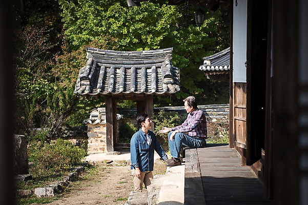 포토 JPG 주간 전신 나무 응시 노년 남자 아들 여행 가족 한옥 대화 서기 미소 앉기 상반신 성인 야외 두명 옆모습 아웃포커스 30대 한국인 가을 아빠 60대 안동 부자지간 성인남자만 군자마을 국내포토 자연요소 식물 한국전통 시선 계절 뷰포인트 고건축 관계 모션 촬영기법 표정 말하기 사람 동양인 장년 마을 경상북도 남자만 성인만 파일형식