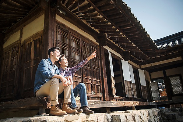 포토 JPG 주간 전신 나무 응시 노년 남자 아들 여행 가족 한옥 웃음 앉기 성인 야외 두명 옆모습 30대 한국인 가을 가리킴 아빠 60대 안동 부자지간 성인남자만 군자마을 국내포토 자연요소 식물 한국전통 시선 계절 뷰포인트 고건축 관계 모션 표정 사람 동양인 손짓 장년 마을 경상북도 남자만 성인만 파일형식