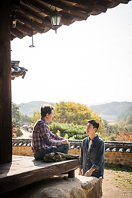 포토 JPG 주간 나무 응시 노년 남자 아들 여행 가족 한옥 서기 미소 앉기 상반신 성인 야외 두명 앞모습 옆모습 30대 마주보기 한국인 가을 아빠 60대 안동 부자지간 성인남자만 군자마을 국내포토 자연요소 식물 한국전통 시선 계절 뷰포인트 고건축 관계 모션 표정 사람 동양인 장년 마을 경상북도 남자만 성인만 파일형식