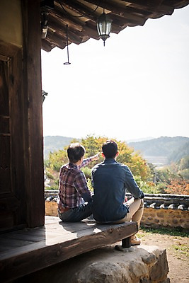 포토 JPG 주간 전신 나무 노년 남자 아들 여행 가족 휴식 한옥 앉기 성인 야외 두명 뒷모습 30대 한국인 가을 가리킴 아빠 60대 안동 부자지간 성인남자만 군자마을 국내포토 자연요소 식물 한국전통 계절 뷰포인트 컨셉 고건축 관계 모션 사람 동양인 손짓 장년 마을 경상북도 남자만 성인만 파일형식