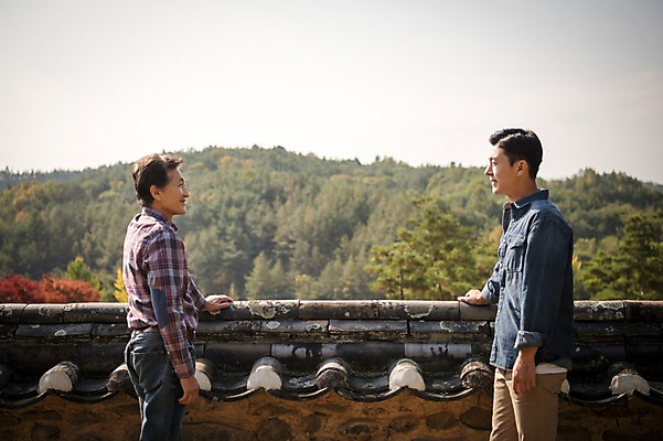 포토 JPG 주간 나무 응시 노년 남자 아들 여행 가족 한옥 기와 서기 상반신 성인 야외 두명 옆모습 30대 담장 마주보기 한국인 가을 아빠 60대 안동 부자지간 성인남자만 군자마을 국내포토 자연요소 식물 한국전통 시선 계절 뷰포인트 고건축 관계 모션 사람 동양인 장년 마을 경상북도 남자만 성인만 파일형식