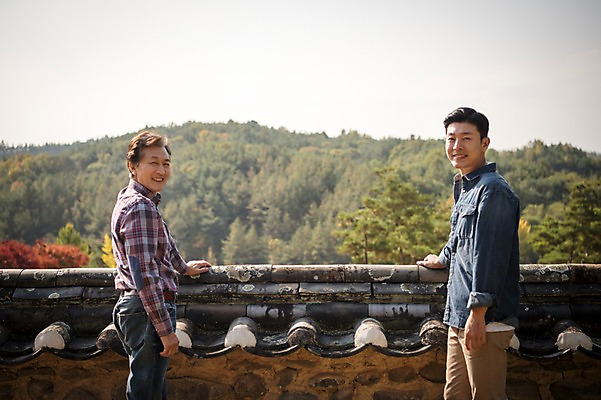 포토 JPG 주간 나무 노년 남자 아들 여행 가족 한옥 기와 서기 미소 상반신 성인 야외 두명 옆모습 아웃포커스 30대 담장 한국인 가을 아빠 60대 안동 부자지간 성인남자만 군자마을 국내포토 자연요소 식물 한국전통 계절 뷰포인트 고건축 관계 모션 촬영기법 표정 사람 동양인 장년 마을 경상북도 남자만 성인만 파일형식