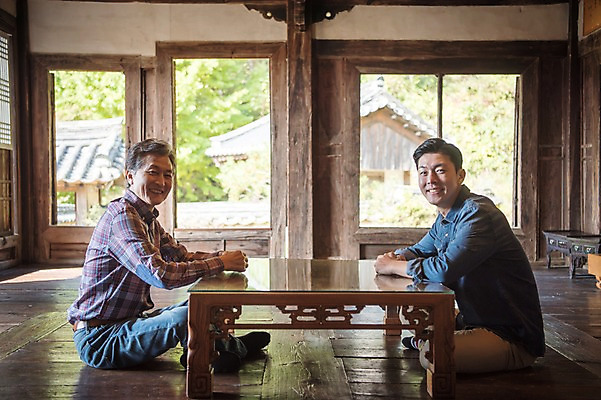 포토 JPG 주간 전신 노년 남자 아들 여행 가족 탁자 휴식 미소 성인 야외 두명 옆모습 아웃포커스 30대 한국인 가을 대청 아빠 60대 가부좌 안동 부자지간 성인남자만 군자마을 국내포토 자연요소 계절 뷰포인트 가구 컨셉 관계 한옥 촬영기법 표정 사람 앉기 동양인 장년 마을 경상북도 남자만 성인만 파일형식