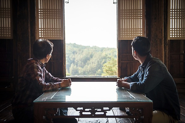 포토 JPG 주간 응시 노년 남자 아들 여행 가족 탁자 앉기 상반신 성인 야외 두명 옆모습 30대 빛 한국인 가을 아빠 60대 안동 부자지간 성인남자만 군자마을 국내포토 자연요소 시선 계절 뷰포인트 가구 관계 모션 사람 동양인 장년 마을 경상북도 남자만 성인만 파일형식