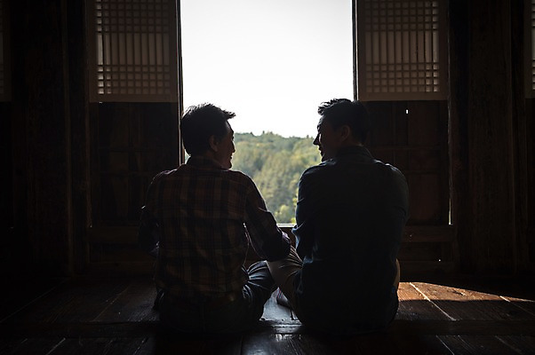 포토 JPG 주간 응시 노년 남자 실루엣 아들 여행 가족 앉기 상반신 성인 야외 두명 뒷모습 30대 한국인 가을 대청 아빠 60대 안동 부자지간 성인남자만 군자마을 국내포토 자연요소 시선 계절 뷰포인트 관계 모션 한옥 촬영기법 사람 동양인 장년 마을 경상북도 남자만 성인만 파일형식