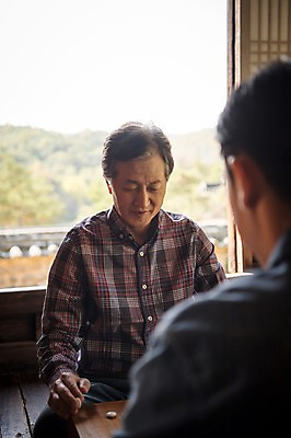 포토 JPG 주간 응시 노년 남자 아들 가족 앉기 상반신 성인 야외 두명 앞모습 뒷모습 30대 한국인 가을 아빠 60대 바둑 바둑판 안동 부자지간 성인남자만 군자마을 국내포토 자연요소 시선 계절 뷰포인트 관계 모션 놀이 사람 동양인 장년 마을 경상북도 남자만 성인만 파일형식