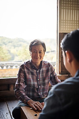 포토 JPG 주간 노년 남자 아들 가족 미소 앉기 상반신 성인 야외 두명 앞모습 뒷모습 아웃포커스 30대 한국인 가을 아빠 60대 바둑 바둑판 안동 부자지간 성인남자만 군자마을 국내포토 자연요소 계절 뷰포인트 관계 모션 놀이 촬영기법 표정 사람 동양인 장년 마을 경상북도 남자만 성인만 파일형식