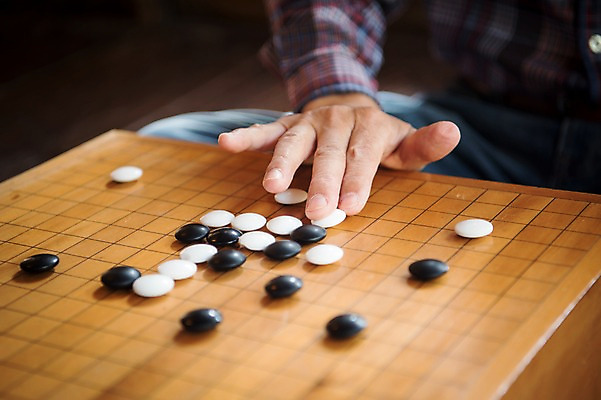 포토 JPG 주간 손 노년 남자 한명 앉기 상반신 야외 신체부위 한국인 가을 60대 바둑 바둑판 안동 노인남자한명만 군자마을 국내포토 자연요소 1 계절 모션 놀이 사람 동양인 성인 마을 경상북도 남자한명만 노인남자만 파일형식