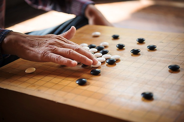 포토 JPG 주간 손 노년 남자 한명 앉기 상반신 야외 신체부위 한국인 가을 60대 바둑 바둑판 안동 노인남자한명만 군자마을 국내포토 자연요소 1 계절 모션 놀이 사람 동양인 성인 마을 경상북도 남자한명만 노인남자만 파일형식