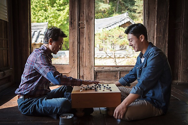 포토 JPG 주간 응시 노년 남자 아들 가족 미소 상반신 성인 야외 두명 옆모습 30대 한국인 가을 아빠 60대 가부좌 바둑 바둑판 안동 부자지간 성인남자만 군자마을 국내포토 자연요소 시선 계절 뷰포인트 관계 놀이 표정 사람 앉기 동양인 장년 마을 경상북도 남자만 성인만 파일형식