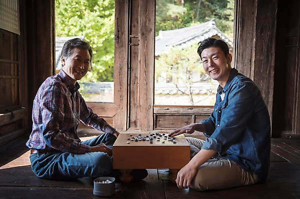 포토 JPG 주간 노년 남자 아들 가족 웃음 상반신 성인 야외 두명 옆모습 30대 한국인 가을 아빠 60대 가부좌 바둑 바둑판 안동 부자지간 성인남자만 군자마을 국내포토 자연요소 계절 뷰포인트 관계 놀이 표정 사람 앉기 동양인 장년 마을 경상북도 남자만 성인만 파일형식