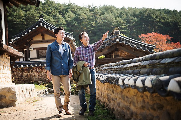 포토 JPG 주간 전신 나무 노년 남자 아들 여행 가족 한옥 성인 야외 두명 앞모습 아웃포커스 30대 걷기 산책 한국인 가을 가리킴 아빠 60대 안동 부자지간 성인남자만 군자마을 국내포토 자연요소 식물 한국전통 계절 뷰포인트 고건축 관계 모션 휴식 촬영기법 사람 동양인 손짓 장년 마을 경상북도 남자만 성인만 파일형식