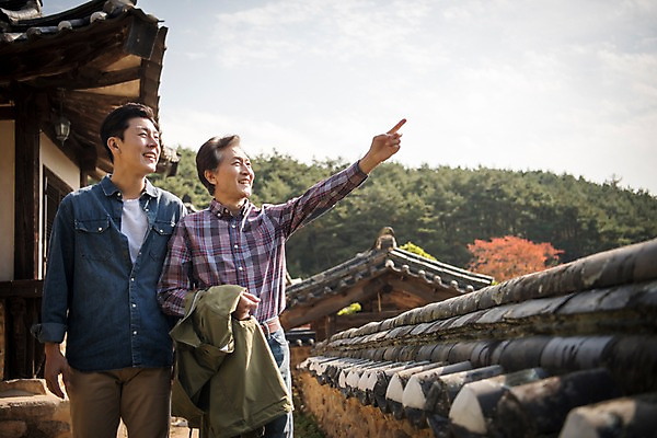 포토 JPG 주간 나무 노년 남자 아들 여행 가족 한옥 기와 서기 웃음 상반신 성인 야외 두명 앞모습 아웃포커스 30대 담장 한국인 가을 가리킴 아빠 60대 안동 부자지간 성인남자만 군자마을 국내포토 자연요소 식물 한국전통 계절 뷰포인트 고건축 관계 모션 촬영기법 표정 사람 동양인 손짓 장년 마을 경상북도 남자만 성인만 파일형식