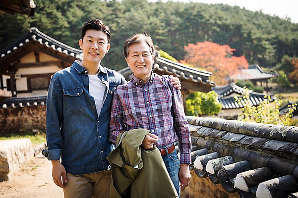 포토 JPG 주간 나무 노년 남자 아들 여행 가족 한옥 기와 서기 미소 상반신 성인 야외 두명 앞모습 아웃포커스 30대 담장 한국인 가을 아빠 60대 안동 부자지간 성인남자만 어깨에손 군자마을 국내포토 자연요소 식물 한국전통 계절 뷰포인트 고건축 관계 모션 촬영기법 표정 사람 동양인 장년 마을 경상북도 남자만 성인만 파일형식