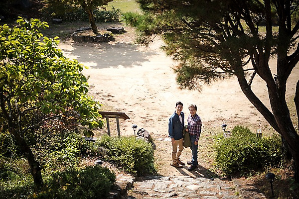 포토 JPG 주간 전신 나무 노년 남자 아들 여행 가족 서기 미소 성인 야외 두명 옆모습 30대 하이앵글 계단 한국인 가을 아빠 60대 안동 부자지간 성인남자만 군자마을 국내포토 자연요소 식물 계절 뷰포인트 관계 모션 표정 사람 동양인 장년 마을 경상북도 남자만 성인만 파일형식