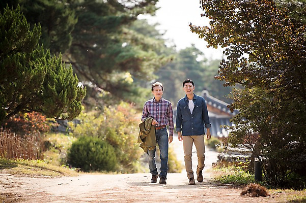 포토 JPG 주간 전신 나무 노년 남자 아들 여행 가족 한옥 웃음 성인 야외 두명 앞모습 아웃포커스 30대 걷기 산책 한국인 가을 아빠 60대 안동 부자지간 성인남자만 군자마을 국내포토 자연요소 식물 한국전통 계절 뷰포인트 고건축 관계 모션 휴식 촬영기법 표정 사람 동양인 장년 마을 경상북도 남자만 성인만 파일형식