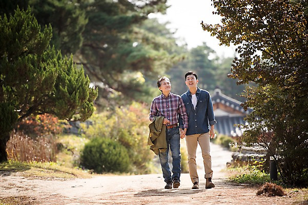 포토 JPG 주간 전신 나무 응시 노년 남자 아들 여행 가족 한옥 웃음 성인 야외 두명 앞모습 아웃포커스 30대 걷기 손잡기 산책 한국인 올려보기 가을 아빠 60대 안동 부자지간 성인남자만 군자마을 국내포토 자연요소 식물 한국전통 시선 계절 뷰포인트 고건축 관계 모션 휴식 촬영기법 표정 사람 동양인 장년 마을 경상북도 남자만 성인만 파일형식