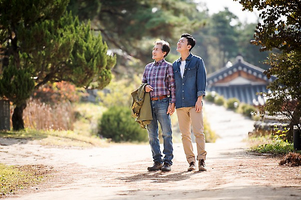 포토 JPG 주간 전신 나무 응시 노년 남자 아들 여행 가족 한옥 서기 미소 성인 야외 두명 앞모습 아웃포커스 30대 산책 한국인 올려보기 가을 아빠 60대 안동 부자지간 성인남자만 군자마을 국내포토 자연요소 식물 한국전통 시선 계절 뷰포인트 고건축 관계 모션 휴식 촬영기법 표정 사람 동양인 장년 마을 경상북도 남자만 성인만 파일형식