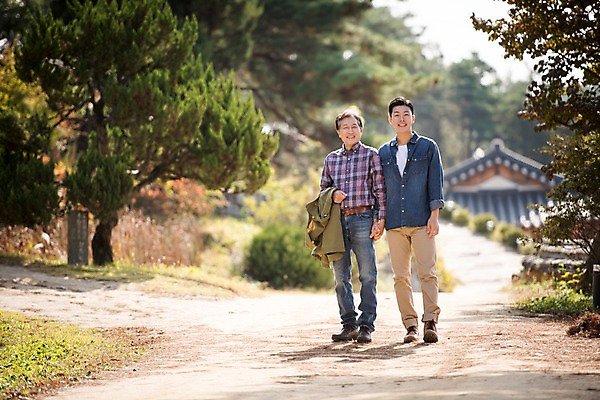 포토 JPG 주간 전신 나무 노년 남자 아들 여행 가족 한옥 웃음 성인 야외 두명 앞모습 30대 걷기 손잡기 산책 한국인 가을 아빠 60대 안동 부자지간 성인남자만 군자마을 국내포토 자연요소 식물 한국전통 계절 뷰포인트 고건축 관계 모션 휴식 표정 사람 동양인 장년 마을 경상북도 남자만 성인만 파일형식