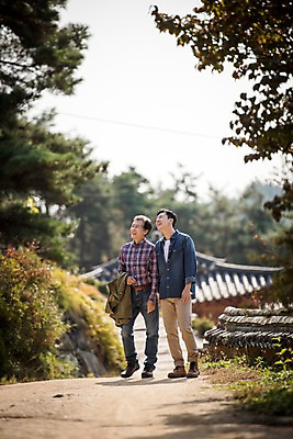 포토 JPG 주간 전신 나무 응시 노년 남자 아들 여행 가족 한옥 웃음 성인 야외 두명 앞모습 아웃포커스 30대 걷기 산책 한국인 올려보기 가을 아빠 60대 안동 부자지간 성인남자만 군자마을 국내포토 자연요소 식물 한국전통 시선 계절 뷰포인트 고건축 관계 모션 휴식 촬영기법 표정 사람 동양인 장년 마을 경상북도 남자만 성인만 파일형식