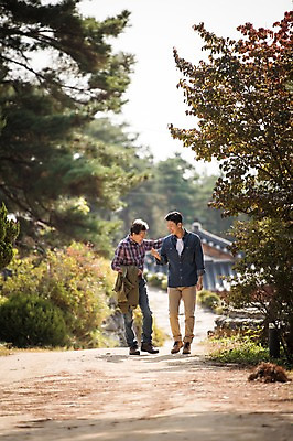 포토 JPG 주간 전신 나무 응시 노년 남자 아들 여행 가족 한옥 미소 성인 야외 두명 앞모습 아웃포커스 30대 걷기 산책 한국인 가을 아빠 60대 안동 부자지간 성인남자만 군자마을 국내포토 자연요소 식물 한국전통 시선 계절 뷰포인트 고건축 관계 모션 휴식 촬영기법 표정 사람 동양인 장년 마을 경상북도 남자만 성인만 파일형식 전통 건축물 컨셉 한국 인종 경상도 건축 아시아 나라