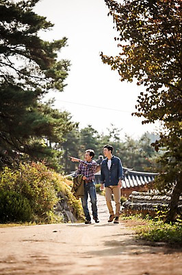 포토 JPG 주간 전신 나무 응시 노년 남자 아들 여행 가족 한옥 성인 야외 두명 앞모습 아웃포커스 30대 걷기 산책 한국인 가을 가리킴 아빠 60대 안동 부자지간 성인남자만 군자마을 국내포토 자연요소 식물 한국전통 시선 계절 뷰포인트 고건축 관계 모션 휴식 촬영기법 사람 동양인 손짓 장년 마을 경상북도 남자만 성인만 파일형식 전통 건축물 컨셉 한국 인종 경상도 건축 아시아 나라