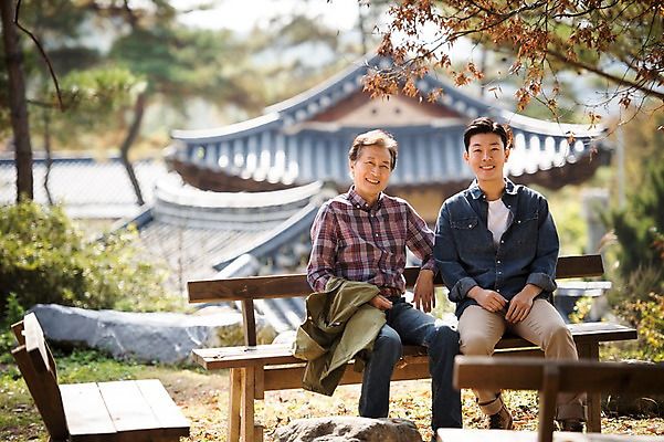 포토 JPG 주간 전신 나무 노년 남자 아들 여행 벤치 가족 한옥 웃음 앉기 성인 야외 두명 앞모습 아웃포커스 30대 다정 한국인 가을 아빠 60대 안동 부자지간 성인남자만 군자마을 국내포토 자연요소 식물 한국전통 계절 뷰포인트 컨셉 고건축 의자 관계 모션 촬영기법 표정 사람 동양인 장년 마을 경상북도 남자만 성인만 파일형식