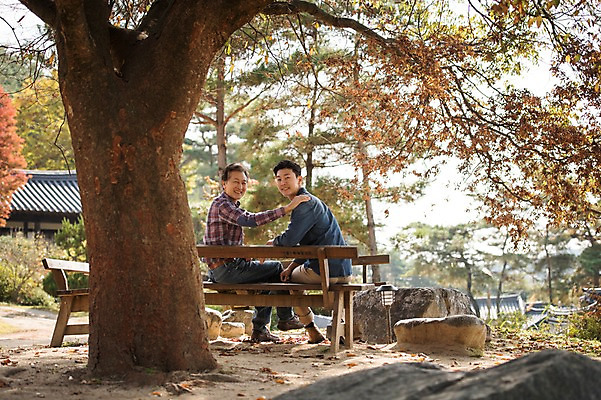 포토 JPG 주간 전신 나무 노년 남자 아들 여행 벤치 가족 한옥 미소 앉기 성인 야외 두명 옆모습 아웃포커스 30대 한국인 가을 아빠 60대 안동 부자지간 성인남자만 어깨에손 군자마을 국내포토 자연요소 식물 한국전통 계절 뷰포인트 고건축 의자 관계 모션 촬영기법 표정 사람 동양인 장년 마을 경상북도 남자만 성인만 파일형식