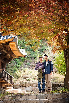 포토 JPG 주간 전신 나무 노년 남자 아들 여행 가족 어깨동무 한옥 서기 미소 성인 야외 두명 앞모습 아웃포커스 30대 계단 한국인 가을 아빠 60대 안동 부자지간 성인남자만 군자마을 국내포토 자연요소 식물 한국전통 계절 뷰포인트 포즈 고건축 관계 모션 촬영기법 표정 사람 동양인 장년 마을 경상북도 남자만 성인만 파일형식