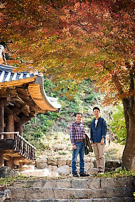 포토 JPG 주간 전신 나무 노년 남자 아들 여행 가족 한옥 서기 미소 성인 야외 두명 앞모습 아웃포커스 30대 한국인 가을 아빠 60대 안동 부자지간 성인남자만 군자마을 국내포토 자연요소 식물 한국전통 계절 뷰포인트 고건축 관계 모션 촬영기법 표정 사람 동양인 장년 마을 경상북도 남자만 성인만 파일형식