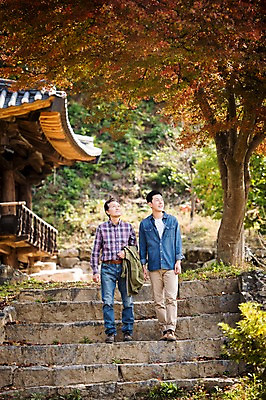 포토 JPG 주간 전신 나무 응시 노년 남자 아들 여행 가족 한옥 서기 성인 야외 두명 앞모습 30대 계단 한국인 올려보기 가을 아빠 60대 안동 부자지간 성인남자만 군자마을 국내포토 자연요소 식물 한국전통 시선 계절 뷰포인트 고건축 관계 모션 사람 동양인 장년 마을 경상북도 남자만 성인만 파일형식