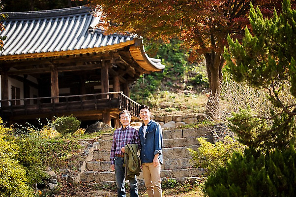 포토 JPG 주간 나무 노년 남자 아들 여행 가족 한옥 서기 미소 상반신 성인 야외 두명 앞모습 아웃포커스 30대 계단 한국인 가을 아빠 60대 안동 부자지간 성인남자만 군자마을 국내포토 자연요소 식물 한국전통 계절 뷰포인트 고건축 관계 모션 촬영기법 표정 사람 동양인 장년 마을 경상북도 남자만 성인만 파일형식