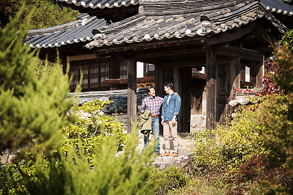 포토 JPG 주간 전신 나무 응시 노년 남자 아들 여행 가족 한옥 서기 웃음 성인 야외 두명 앞모습 30대 마주보기 한국인 가을 아빠 60대 안동 부자지간 성인남자만 군자마을 국내포토 자연요소 식물 한국전통 시선 계절 뷰포인트 고건축 관계 모션 표정 사람 동양인 장년 마을 경상북도 남자만 성인만 파일형식