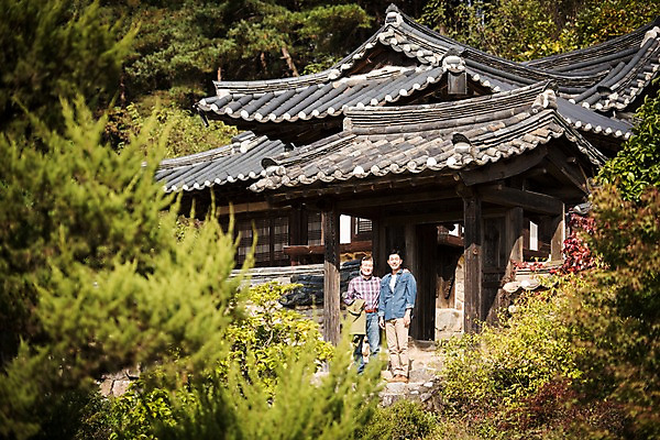 포토 JPG 주간 전신 나무 노년 남자 아들 여행 가족 한옥 서기 미소 성인 야외 두명 앞모습 30대 한국인 가을 아빠 60대 안동 부자지간 성인남자만 군자마을 국내포토 자연요소 식물 한국전통 계절 뷰포인트 고건축 관계 모션 표정 사람 동양인 장년 마을 경상북도 남자만 성인만 파일형식