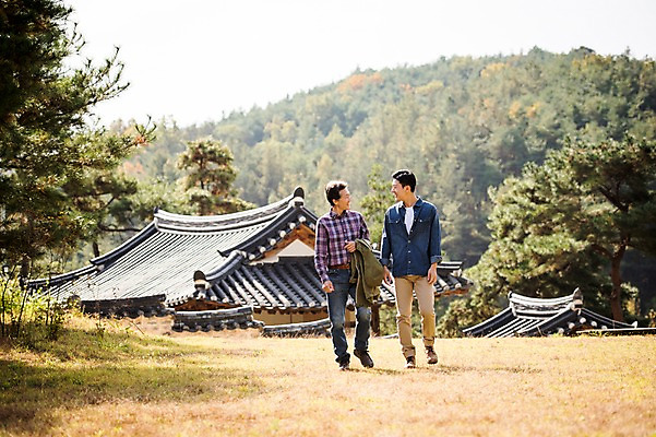 포토 JPG 주간 전신 나무 응시 노년 남자 아들 여행 가족 한옥 웃음 잔디 성인 야외 두명 앞모습 30대 걷기 산책 한국인 가을 아빠 60대 안동 부자지간 성인남자만 군자마을 국내포토 자연요소 식물 한국전통 시선 계절 뷰포인트 고건축 관계 모션 휴식 표정 사람 동양인 장년 마을 경상북도 남자만 성인만 파일형식