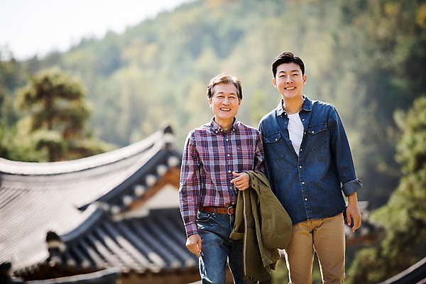 포토 JPG 주간 노년 남자 아들 여행 가족 한옥 서기 웃음 상반신 성인 야외 두명 앞모습 아웃포커스 30대 한국인 가을 아빠 60대 안동 부자지간 성인남자만 군자마을 국내포토 자연요소 한국전통 계절 뷰포인트 고건축 관계 모션 촬영기법 표정 사람 동양인 장년 마을 경상북도 남자만 성인만 파일형식