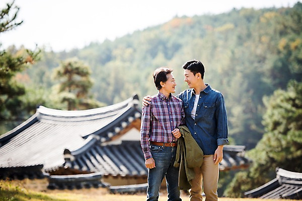 포토 JPG 주간 응시 노년 남자 아들 여행 가족 한옥 서기 미소 상반신 성인 야외 두명 앞모습 아웃포커스 30대 마주보기 다정 한국인 가을 아빠 60대 안동 부자지간 성인남자만 어깨에손 군자마을 국내포토 자연요소 한국전통 시선 계절 뷰포인트 컨셉 고건축 관계 모션 촬영기법 표정 사람 동양인 장년 마을 경상북도 남자만 성인만 파일형식
