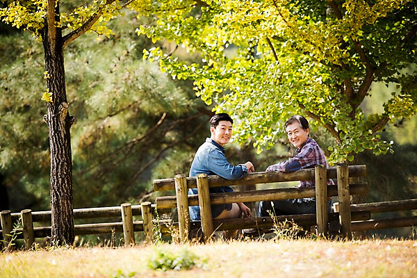 포토 JPG 주간 나무 노년 남자 아들 여행 벤치 가족 단풍나무 미소 앉기 상반신 성인 야외 두명 옆모습 아웃포커스 30대 한국인 가을 아빠 60대 안동 부자지간 성인남자만 군자마을 국내포토 자연요소 식물 계절 뷰포인트 단풍 의자 관계 모션 촬영기법 표정 사람 동양인 장년 마을 경상북도 남자만 성인만 파일형식