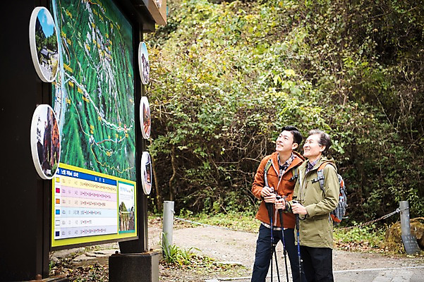 포토 JPG 주간 나무 응시 노년 남자 아들 여행 단풍 지도 가족 산 서기 미소 상반신 성인 야외 두명 옆모습 30대 등산 한국인 가을 표지판 아빠 60대 등산복 산행 안동 부자지간 성인남자만 청량산 국내포토 자연요소 식물 시선 옷 계절 뷰포인트 잎 관계 모션 알림판 표정 사람 동양인 장년 트래킹 경상북도 남자만 성인만 파일형식