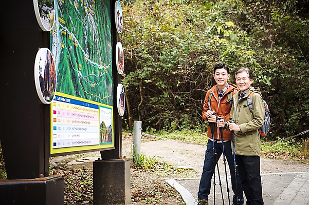 포토 JPG 주간 나무 노년 남자 아들 여행 단풍 가족 산 서기 미소 상반신 성인 야외 두명 앞모습 옆모습 30대 등산 한국인 가을 표지판 아빠 60대 등산복 산행 안동 부자지간 성인남자만 청량산 국내포토 자연요소 식물 옷 계절 뷰포인트 잎 관계 모션 알림판 표정 사람 동양인 장년 트래킹 경상북도 남자만 성인만 파일형식