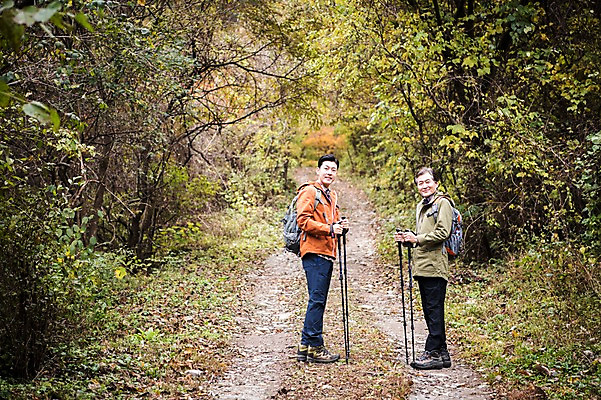 포토 JPG 주간 전신 나무 노년 남자 아들 여행 단풍 가족 산 서기 미소 성인 야외 두명 옆모습 30대 등산 한국인 가을 아빠 60대 등산복 숲길 산행 안동 부자지간 성인남자만 청량산 국내포토 자연요소 식물 옷 계절 길 뷰포인트 잎 관계 모션 표정 사람 동양인 장년 트래킹 경상북도 남자만 성인만 파일형식