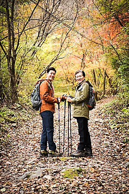 포토 JPG 주간 전신 나무 노년 남자 아들 여행 단풍 가족 산 서기 미소 성인 야외 두명 옆모습 30대 등산 한국인 가을 아빠 60대 등산복 숲길 산행 안동 부자지간 성인남자만 청량산 국내포토 자연요소 식물 옷 계절 길 뷰포인트 잎 관계 모션 표정 사람 동양인 장년 트래킹 경상북도 남자만 성인만 파일형식